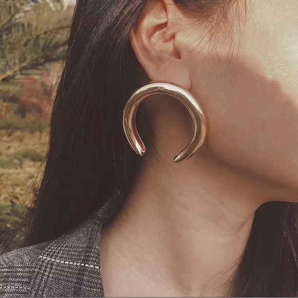 Large thick gold crescent 🌙 moon hoop earrings - Picture 7 of 8